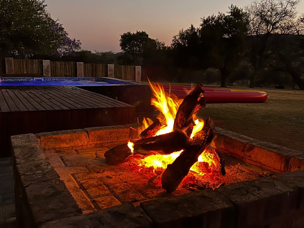 chasse-afriquedusud-chassatlas.jpg Détente au bord du feu après une journée de chasse