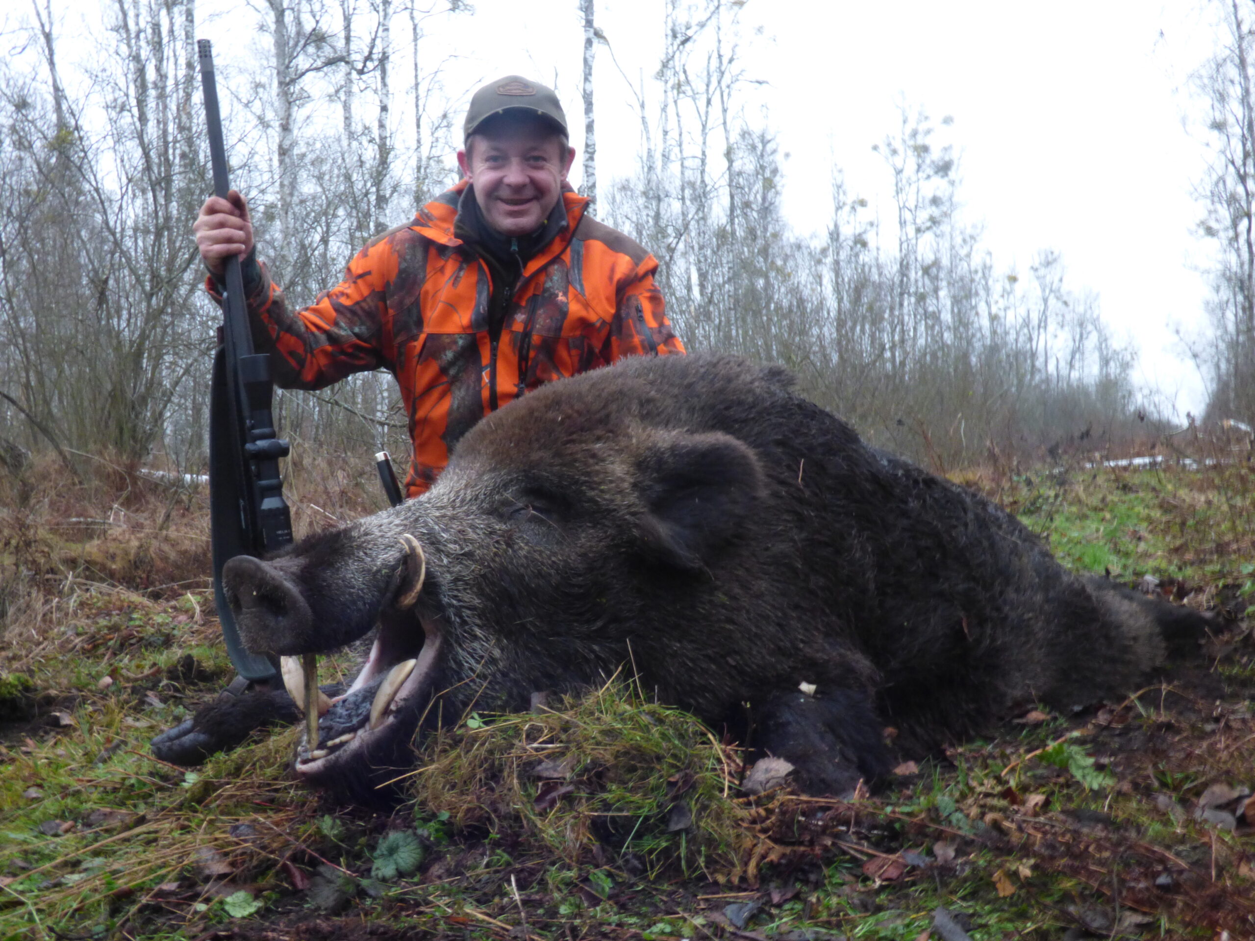 chassatlas-sanglier-battue-croatie.jpg Gilles BULTEL avec un grand sanglier